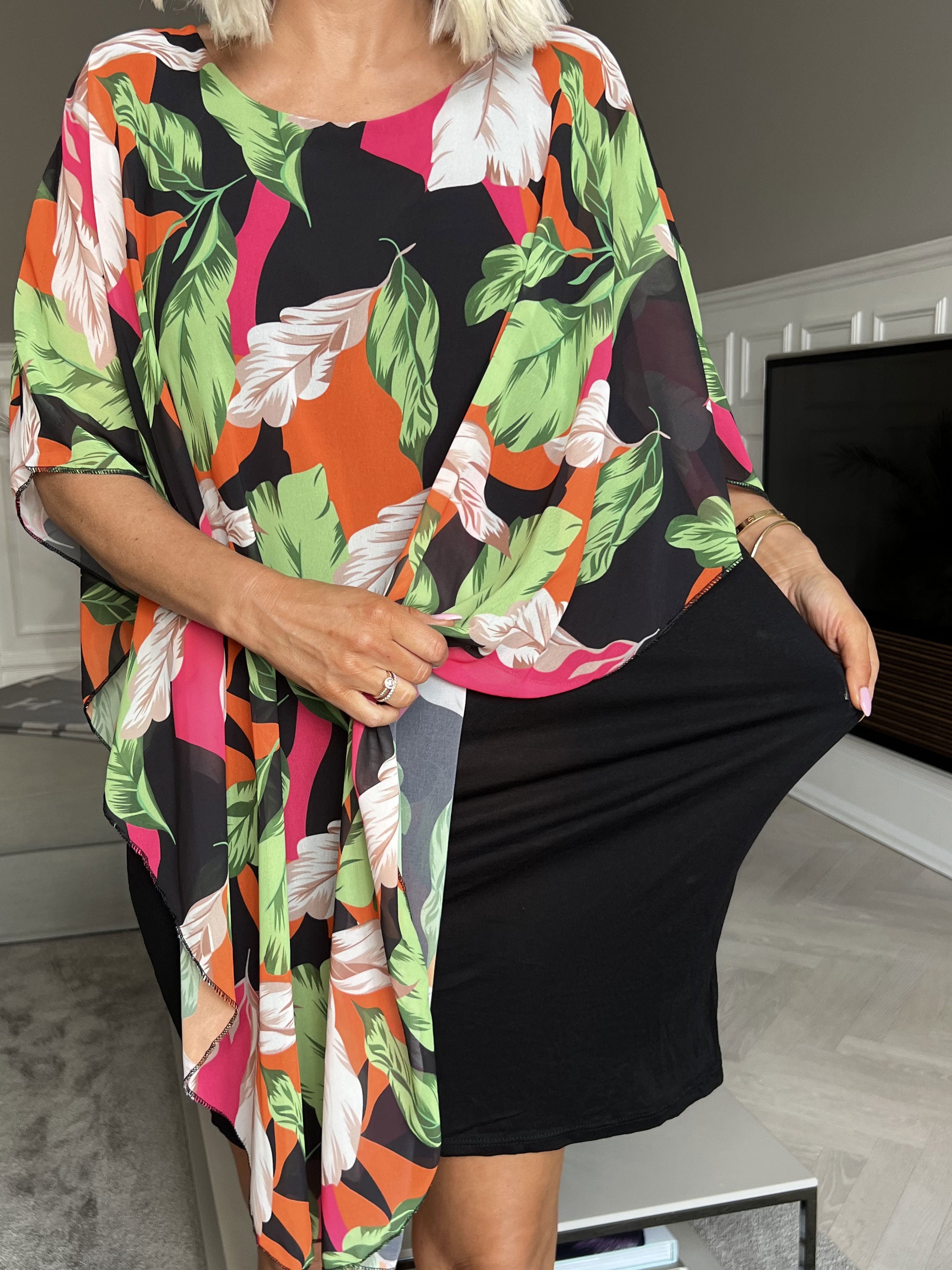 Kenya Feather - Tunikaklänning med mönstrat chiffonglager